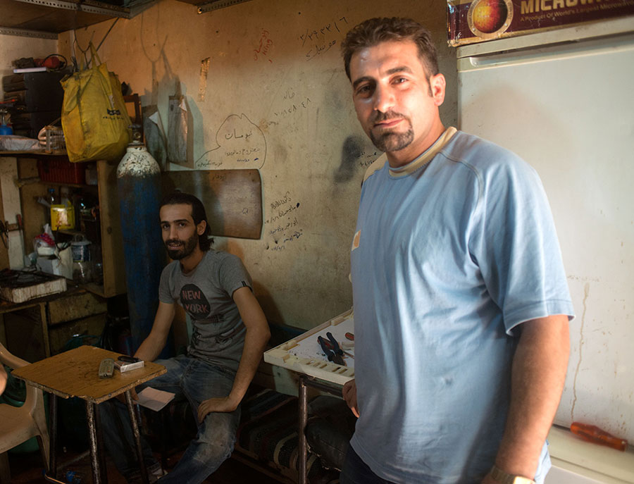 A Beyrouth, deux réfugiés syriens vivotent en travaillant dans un atelier de réparation d'électro-ménager
