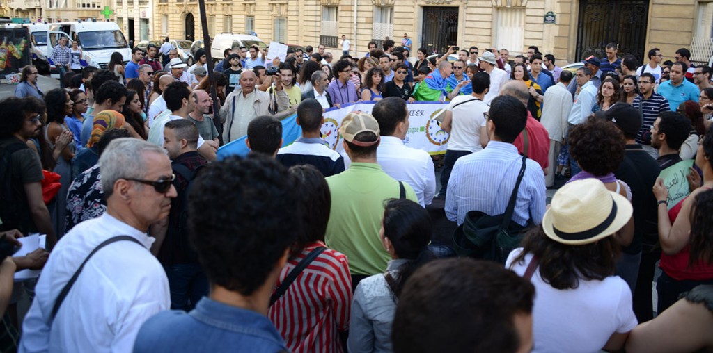 Devant l'ambassade du Maroc, rassemblement des opposants à la décision du roi de gracier Daniel Garvan.