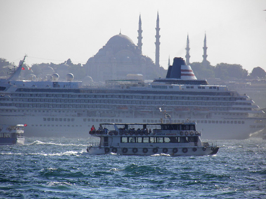 Plusieurs bateaux défilent sur le Bosphore, avec la mosquée Sainte-Sophie à l'arrière-plan