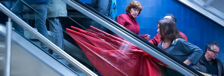 Une manifestante communiste avec ses banderoles dans le métro de Madrid, le 24 mars 2014