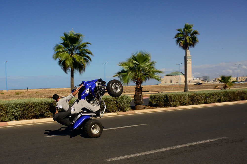 Un quad roule sur les roues arrière, sur la Corniche de Casablanca